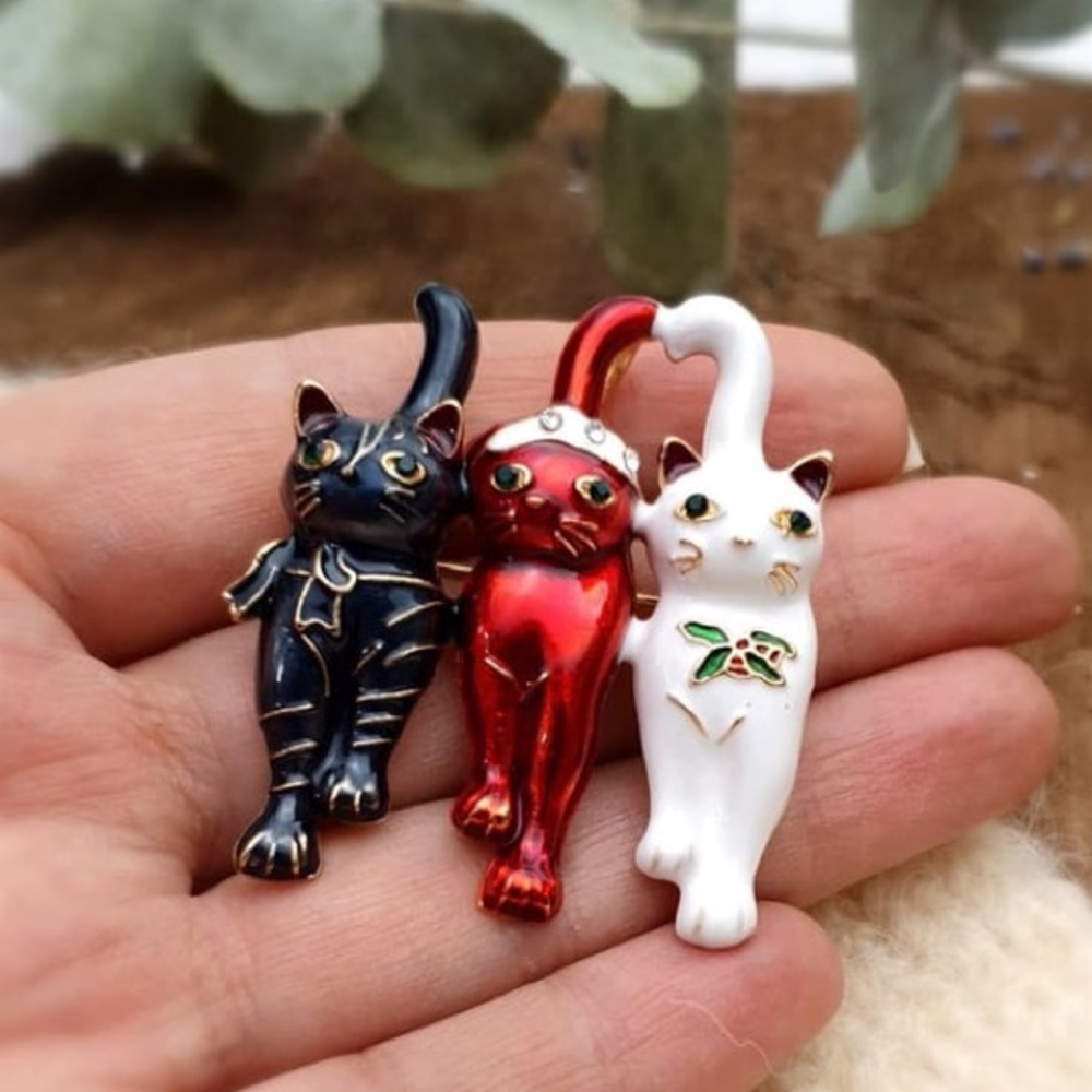 Festive Trio Cat Figurines - Holiday Christmas Brooch - Picture 3 of 3